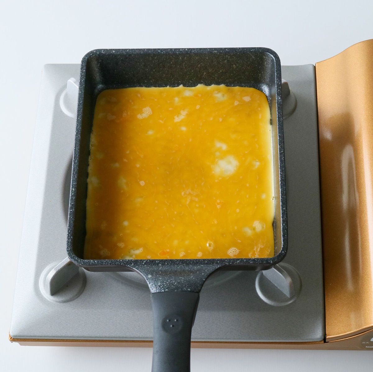 달걀말이 젓가락으로 말기