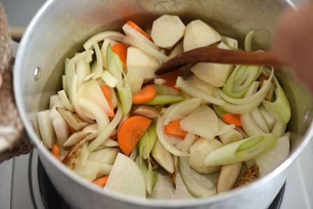 돼지고기 된장국 된장 풀기